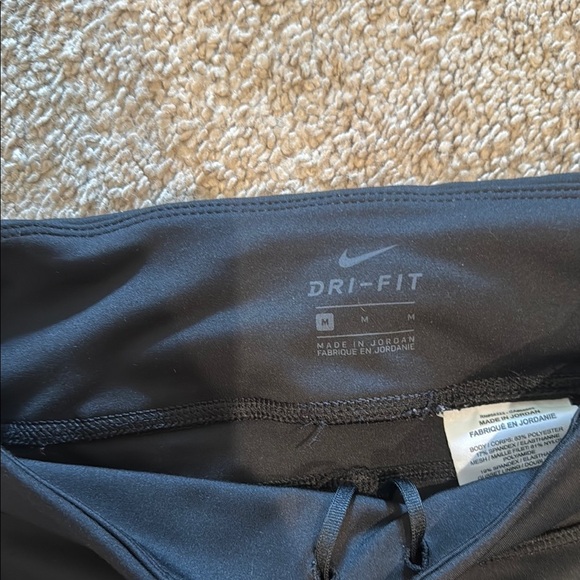 Nike Black Cropped Ankle Pants - Picture 4 of 4